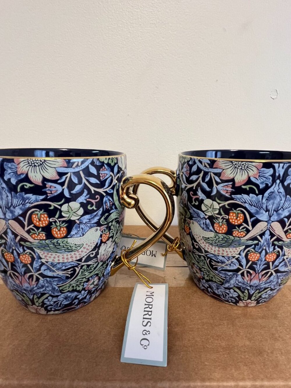MORRIS & Co.STRAWBERRY THIEF NAVY BLUE GOLD HANDLE RIM 16oz.PORCELAIN 2 MUGS NWT